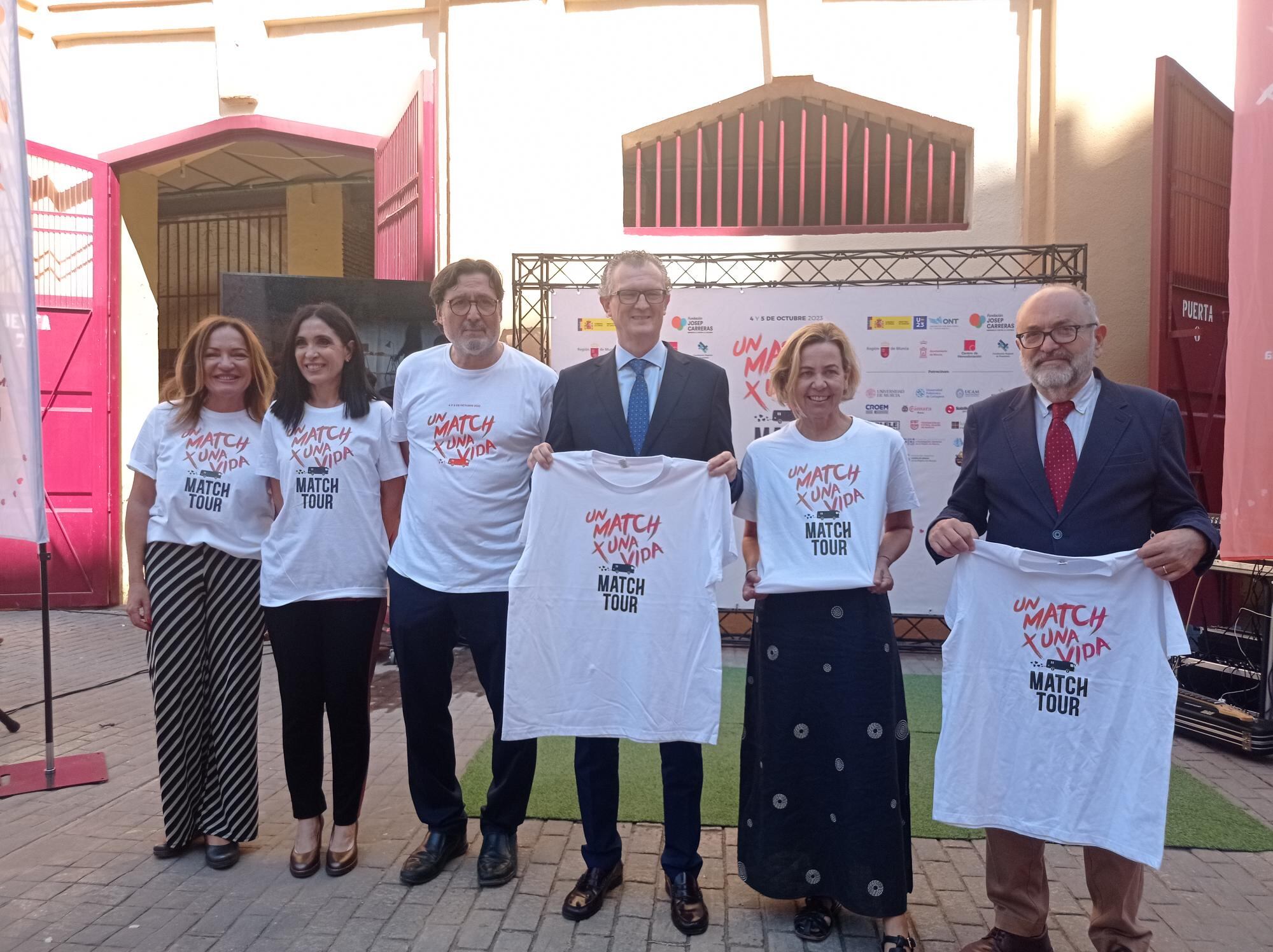 Ricardo Robles, coordinador de transplantes, Juan José Pedreño, consejero de Salud y Lola Hernández, responsable del Plan Nacional de Médula Ósea junto a otros representantes de la campaña un MatchXunaVida