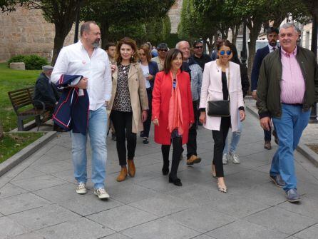 Margarita Robles, de rojo, en el centro, junto a algunos de los miembros de las listas del PSOE, en Ávila