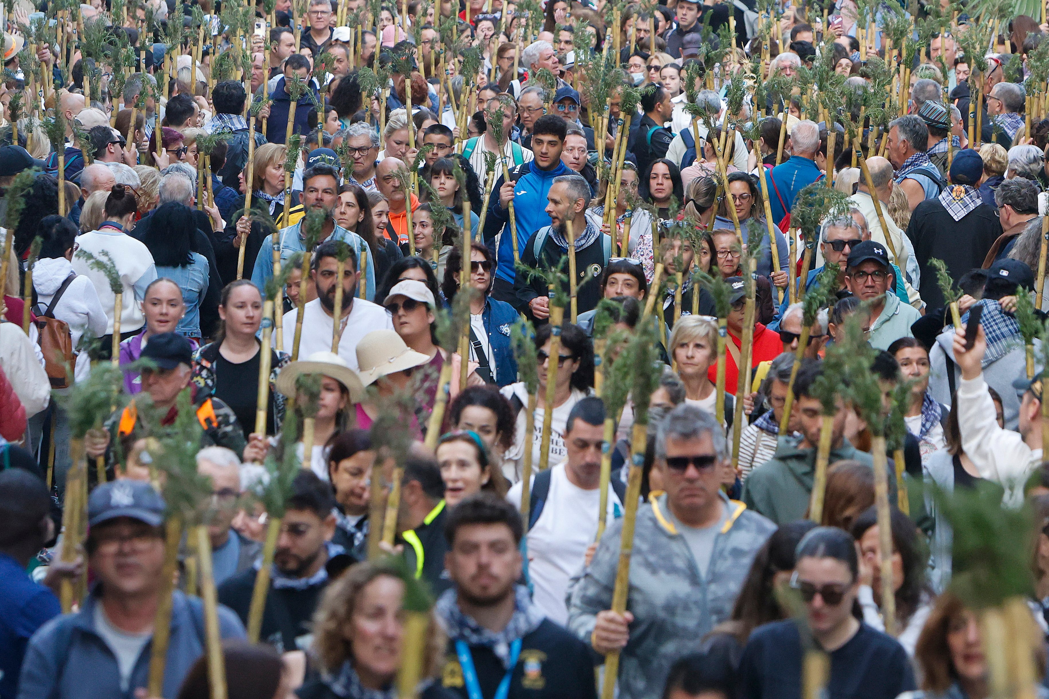 GRAFCVA3276. ALICANTE, 16/04/2026.- Decenas de miles de alicantinos recorren a pie la distancia que separa la concatedral de San Nicolás y el monasterio de Santa Faz en la segunda romería más multitudinaria de España. EFE/Morell