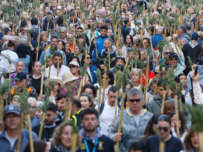 GRAFCVA3276. ALICANTE, 16/04/2026.- Decenas de miles de alicantinos recorren a pie la distancia que separa la concatedral de San Nicolás y el monasterio de Santa Faz en la segunda romería más multitudinaria de España. EFE/Morell