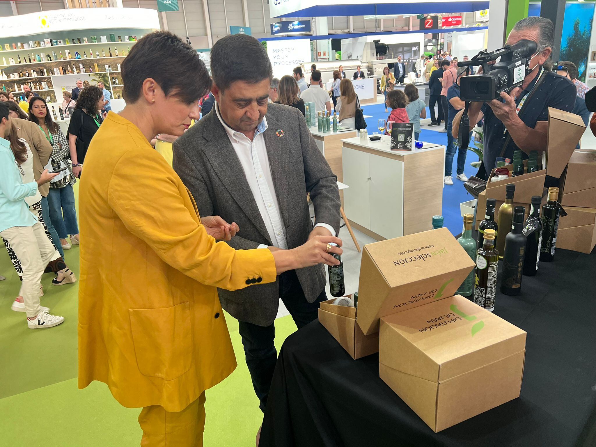 La ministra de Política Territorial, Isabel Rodríguez, junto al presidente de la Diputación, Paco Reyes, durante la presentación de las cajas de cata AOVE Jaén Selección