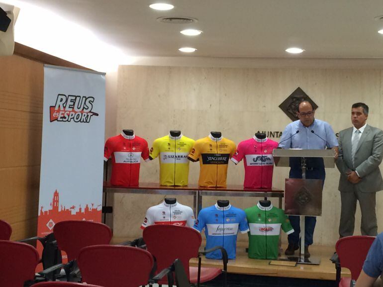 Moment de la presentació de la volta ciclista Tarragona al consistori reusenc.