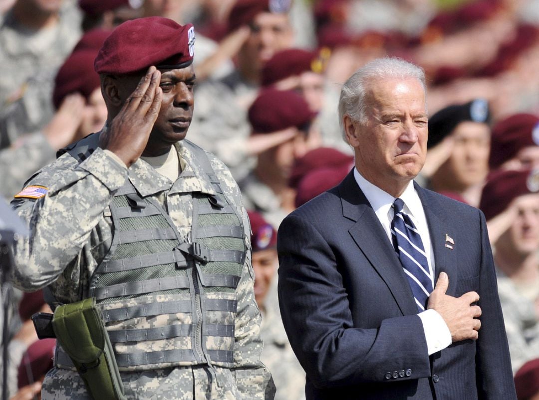 Imagen de archivo tomada en 2009 en la que el entonces vicepresidente, Joe Biden, escucha el himno de EEUU junto al teniente general Lloyd J. Austin III.