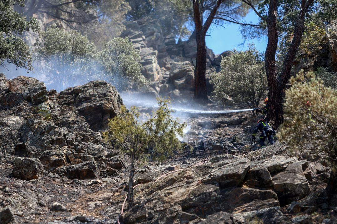 Continúan las labores de extinción del incendio del pantano de San Juan 