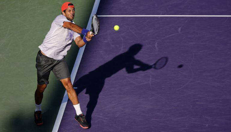 Verdasco pega un revés en la pista central de Crandon Park