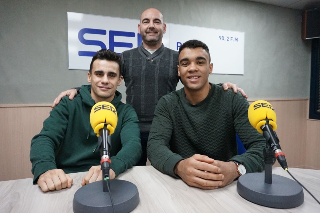 Felipe Martínez, de pie, con los boxeadores José Quiles (I) y Pablo Coy