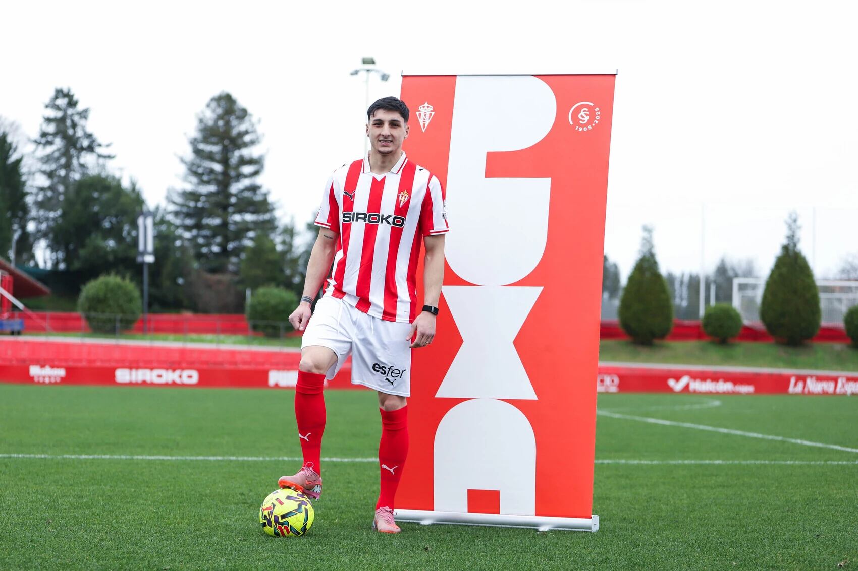 Andrés Ferrari posa con la equipación rojiblanca tras su presentación oficial como jugador del Sporting.