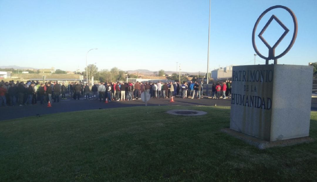 Los trabajadores concentrados a las puertas de la factoría