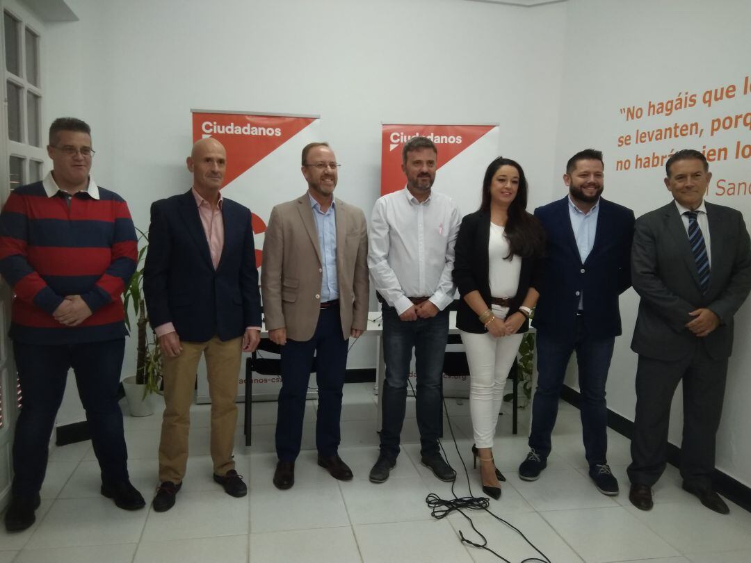 Nueva junta directiva de Ciudadanos, con el secretario de Organización de CS Jaén, Sebastián Sola, y el alcalde de Linares, Raúl Caro.