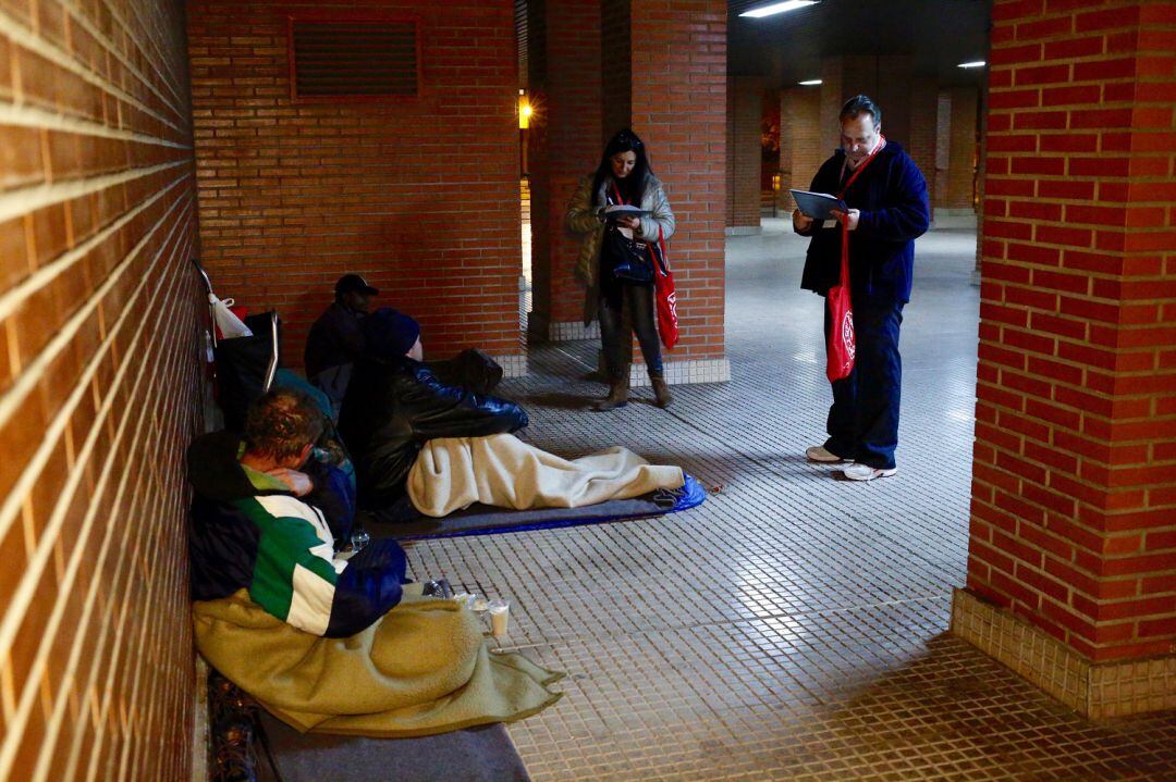 Voluntarios de la Cruz Roja atienden a los "sin techo" en Zaragoza
