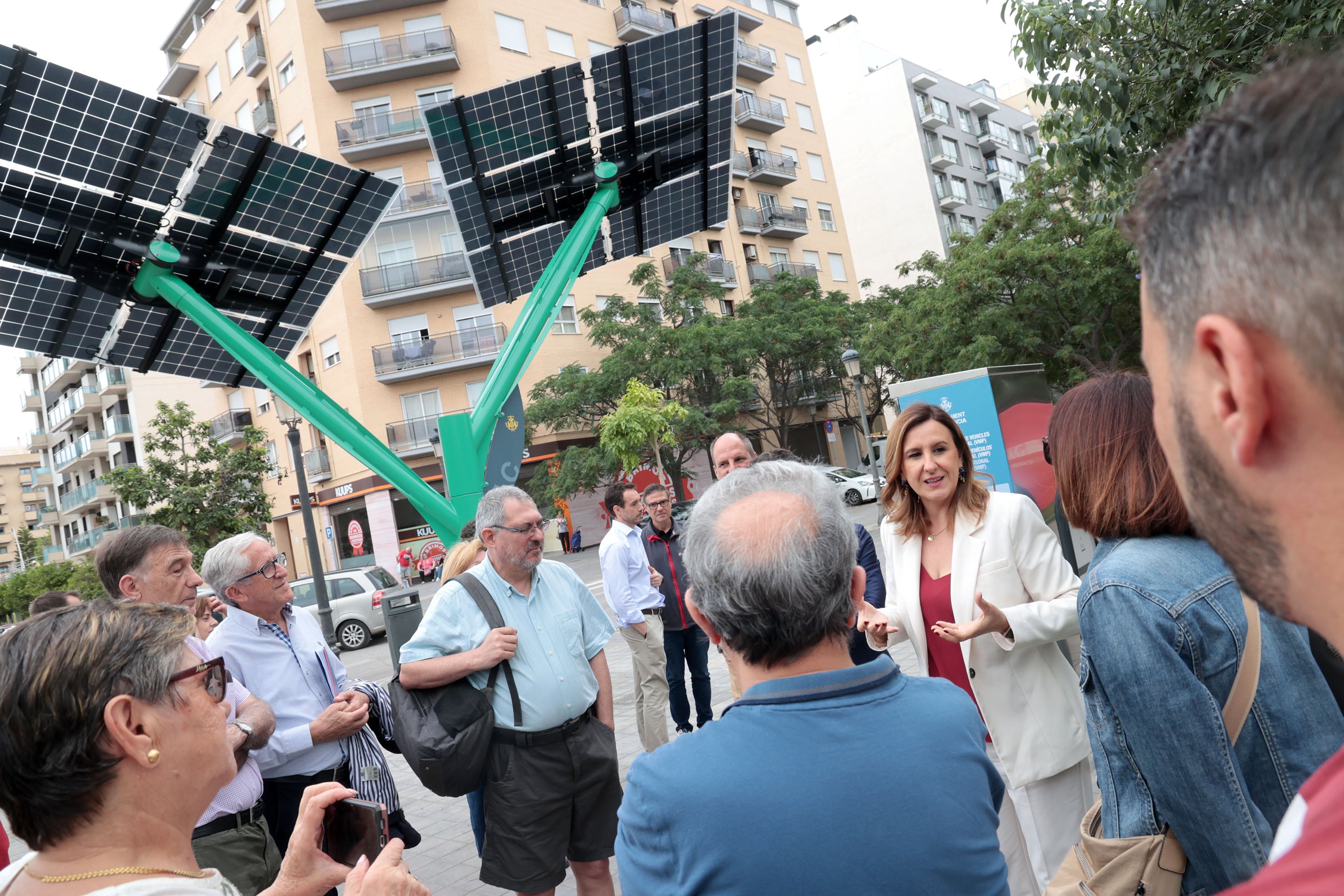 La alcaldesa de València, María José Catalá, asiste a la puesta en marcha de los árboles fotovoltaicos