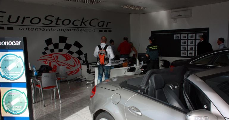 Agents de la Guàrdia Civil registren l'interior d'EuroStockCar, al polígon industrial El Segre de Lleida, el 6 d'octubre de 2015