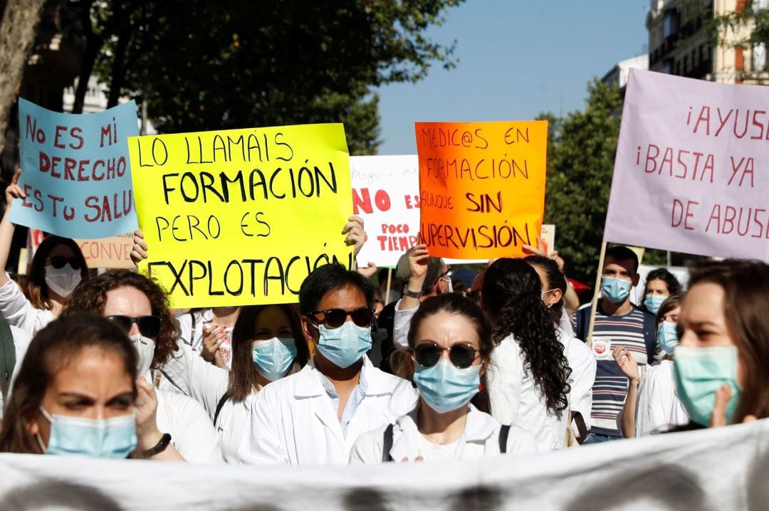 Los médicos internos residentes (MIR) muestran sus pancartas concentrados frente a la Consejería de Sanidad