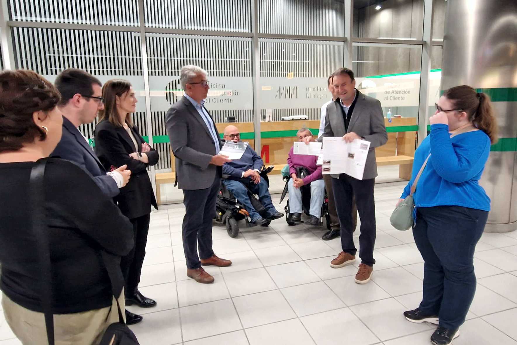 Un momento de la presentación de la guía en el metro de Málaga