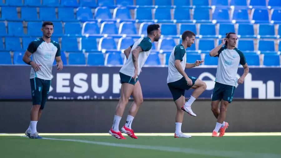 El plantel del Málaga CF entrenando en La Rosaleda