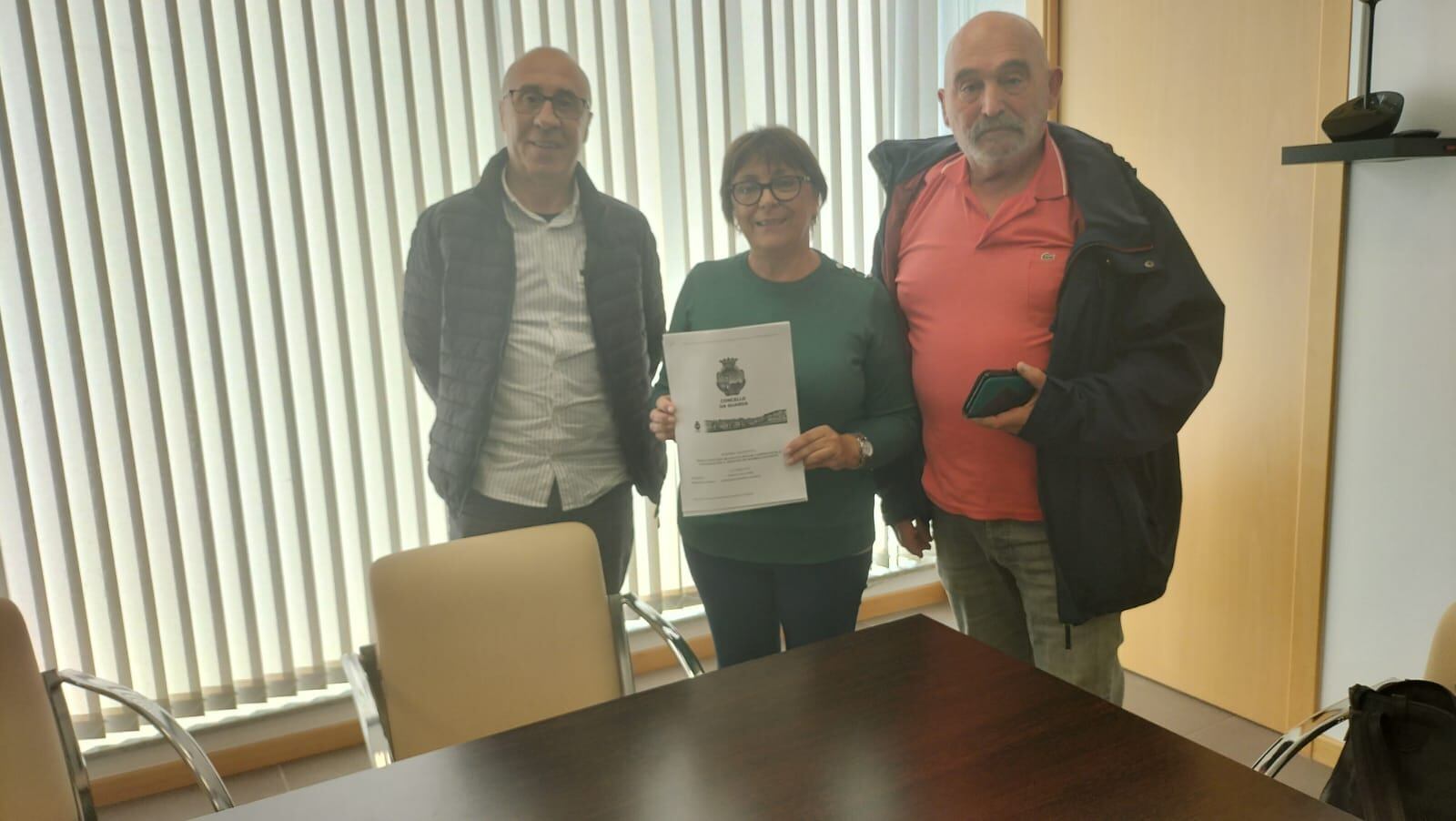 La alcaldesa pedánea de Camposancos, Merchi Martínez, junto a un concejal del BNG de A Guarda y un vocal de la ELM, tras recibir el informe del aparejador municipal.