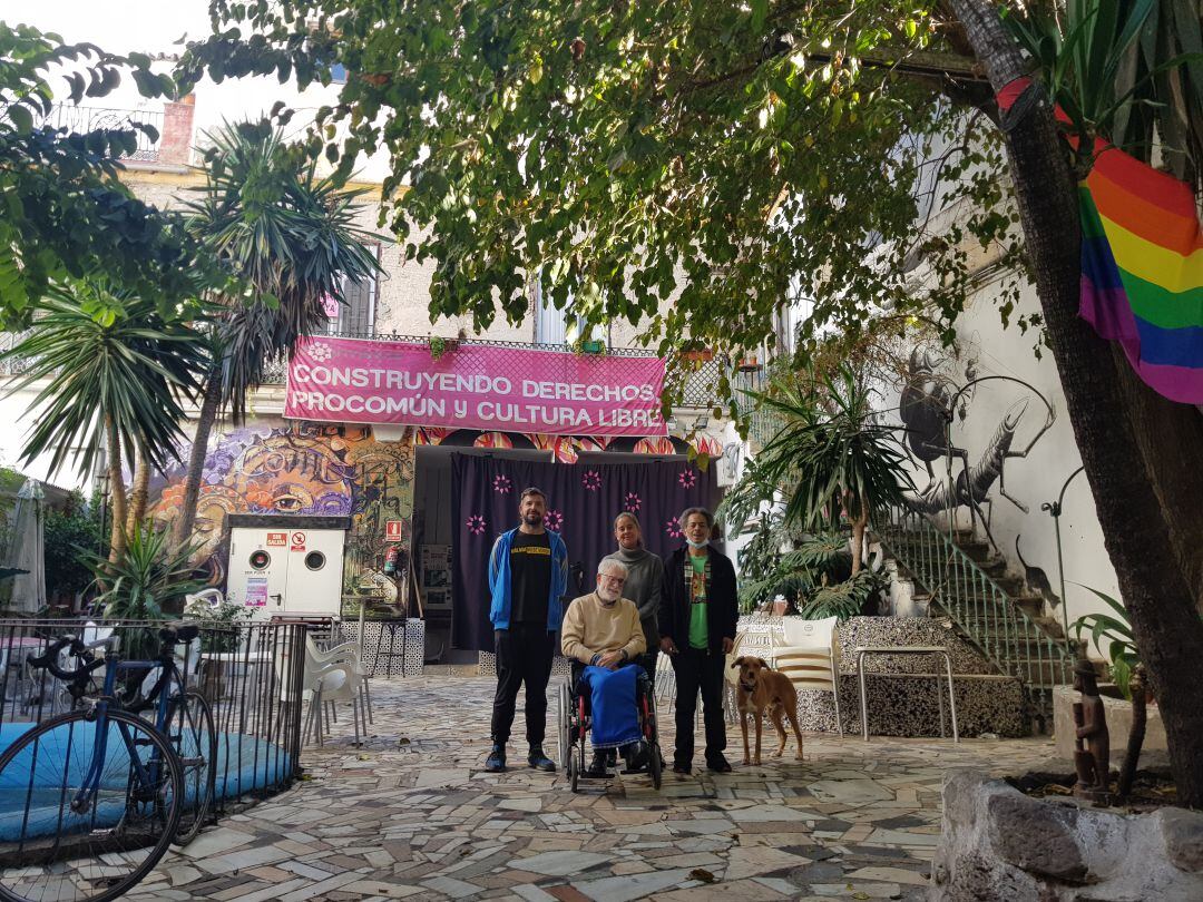 Algunos de los integrantes de la Invisible con Amanda Romero y Eduardo Serrano en el centro 