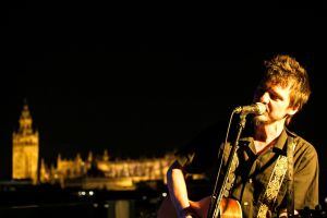 Coque Malla ofrece un concierto en una azotea de Sevilla