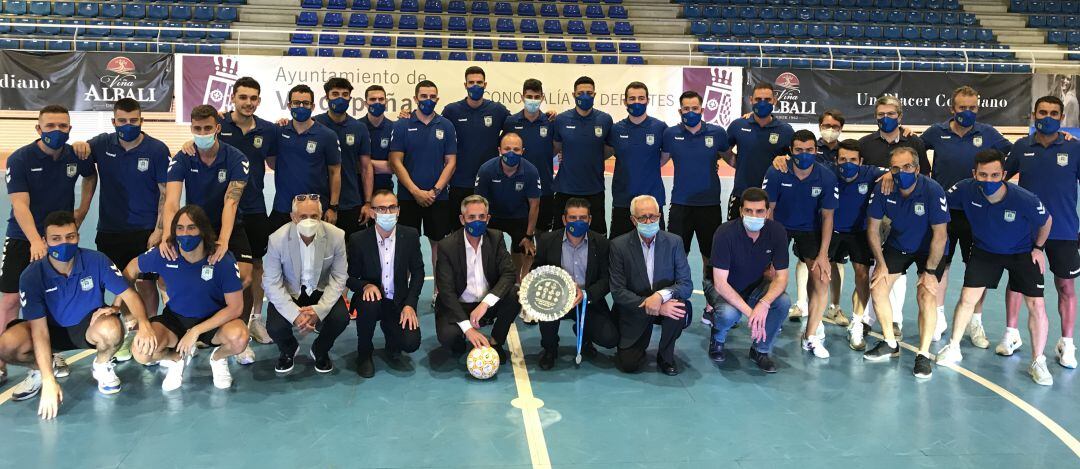 Imagen de grupo, tras el recibimiento institucional en el Pabellón Virgen de la Cabeza de Valdepeñas 