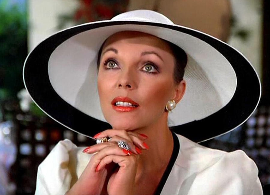 Joan Collins interpretando a Alexis Carrington en una escena de Dinastía.