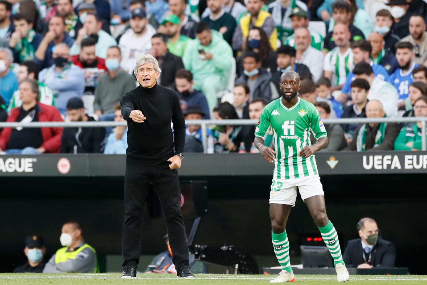 SEVILLA 09/03/2022.- El técnico chileno del Betis, Manuel Pellegrini, durante el encuentro correspondiente a la ida de los de octavos de final de la Liga Europa que disputan hoy miércoles frente al Eintracht en el estadio Benito Villamarín de Sevilla. EFE/Jose Manuel Vidal.