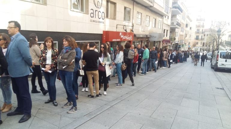 La calle Sol Oriente, repleta de personas esperando al casting para la película de Amenábar.