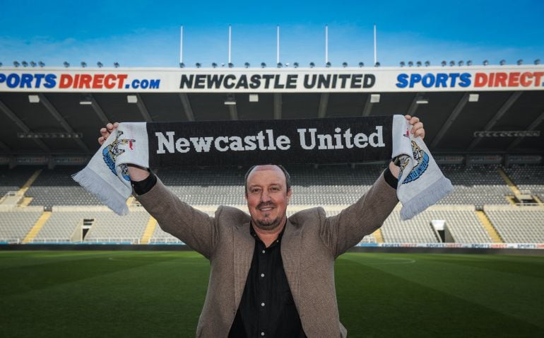 Rafa Benítez posa con la bufanda del Newcastle