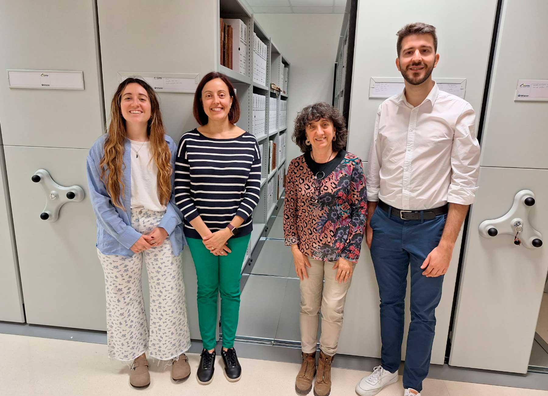 Berta Iñíguez, Silvia Adrián, Susi Orts y Jordi Pla, delante de los archivos municipales