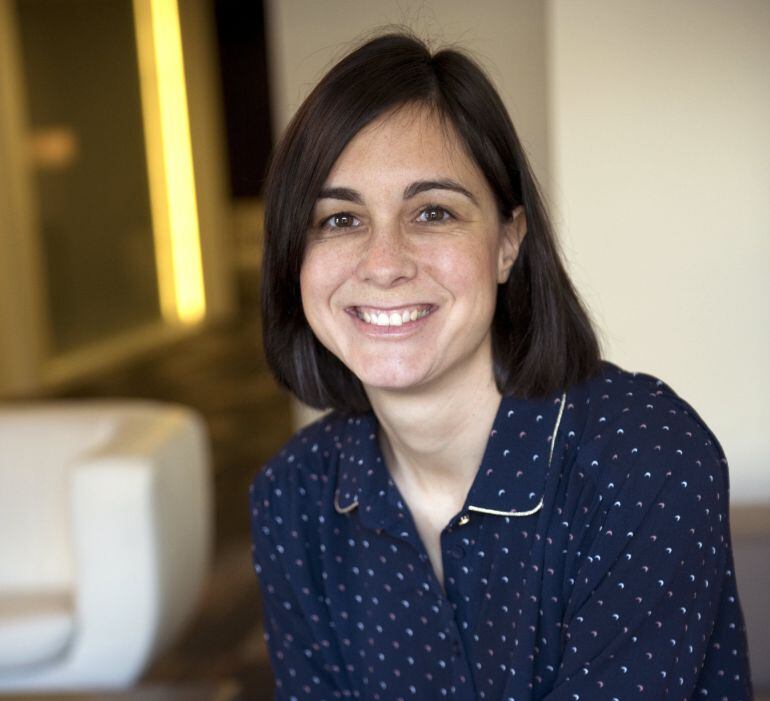 Inés Martín Rodrigo, autora de la novela "Azules son las horas", en la que ha rescatado del olvido a la escritora y poeta gallega, Sofía Casanova, quien fue la primera corresponsal de guerra.