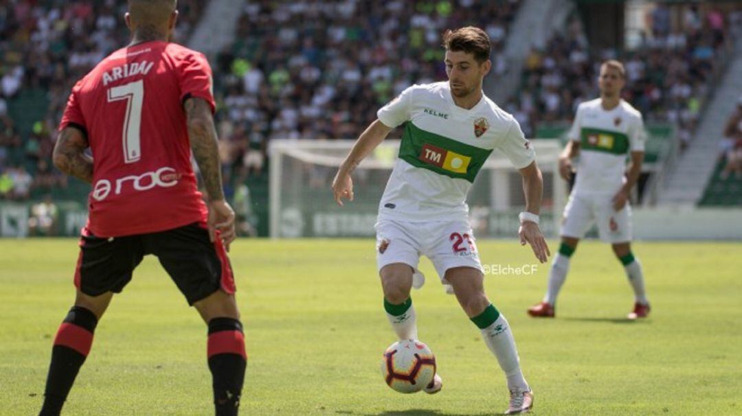 Un momento del partido Elche-Mallorca con Javi Flores y Aridai