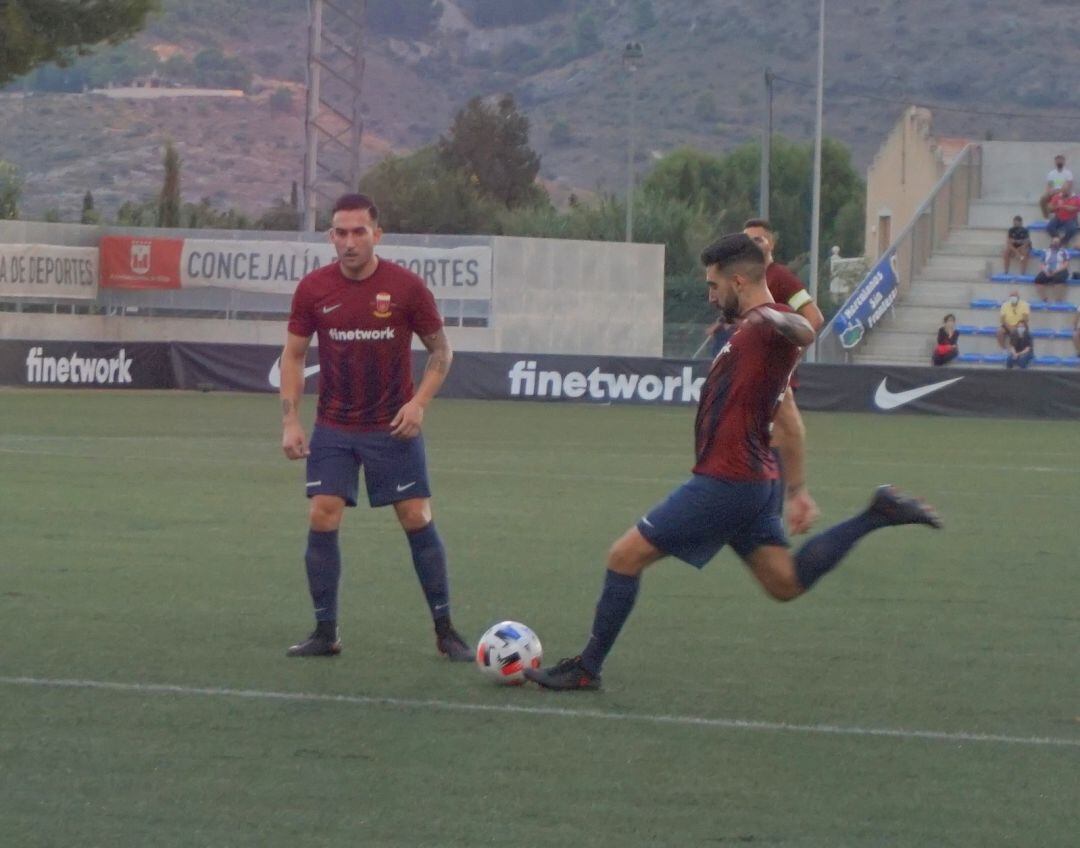 Fran Hernández lanzando una falta en presencia de Pruden Sáez