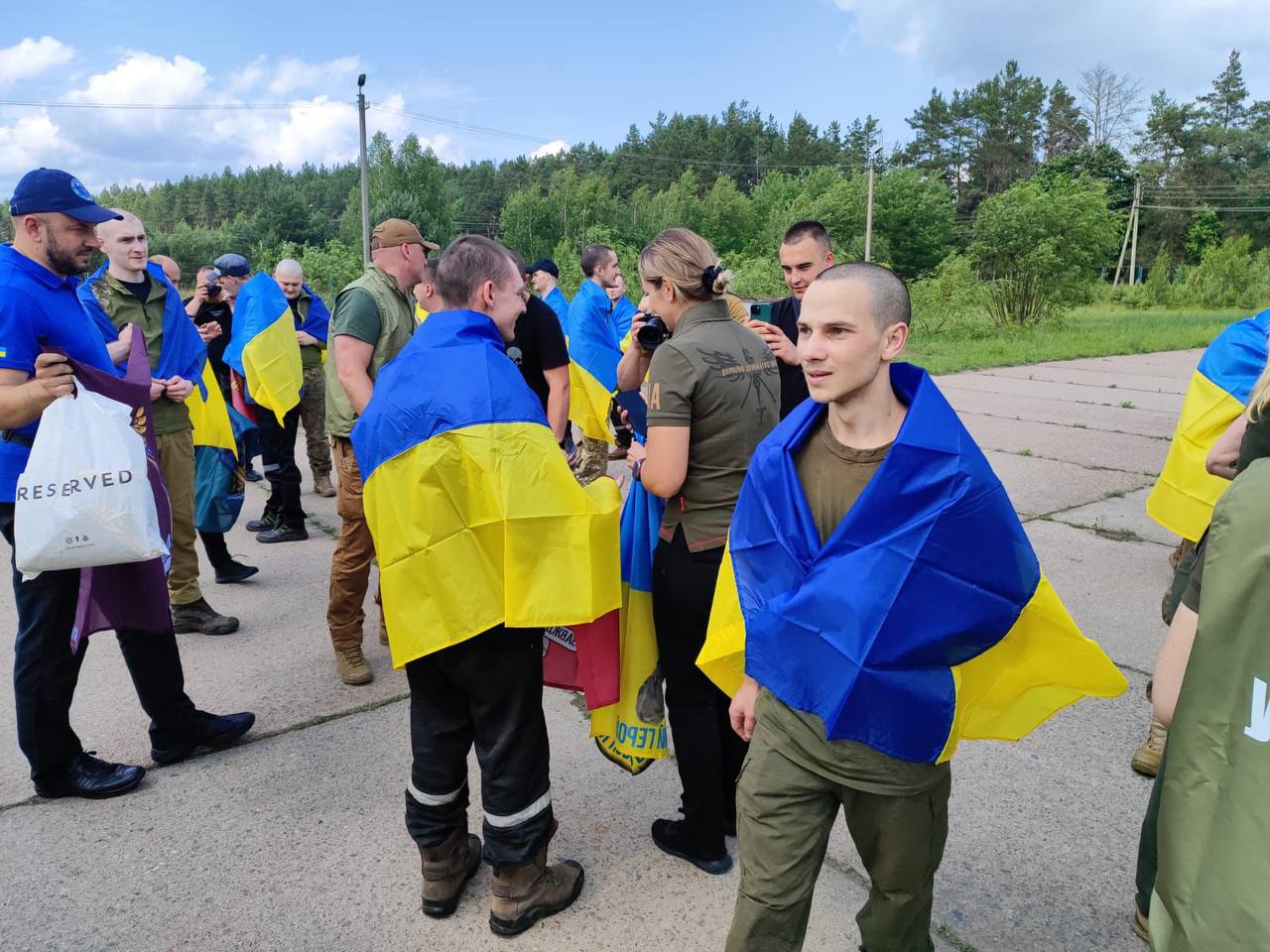 Soldados ucranianos liberados en el intercambio de rehenes con Rusia de este lunes