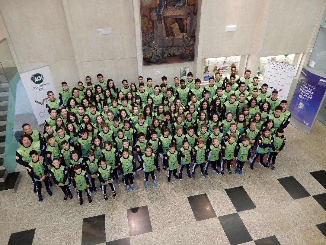 Los integrantes del proyecto 2020 del Club Atletismo Aranda La Granja de Chico Ibercaja en las instalaciones de la entidad bancaria.
