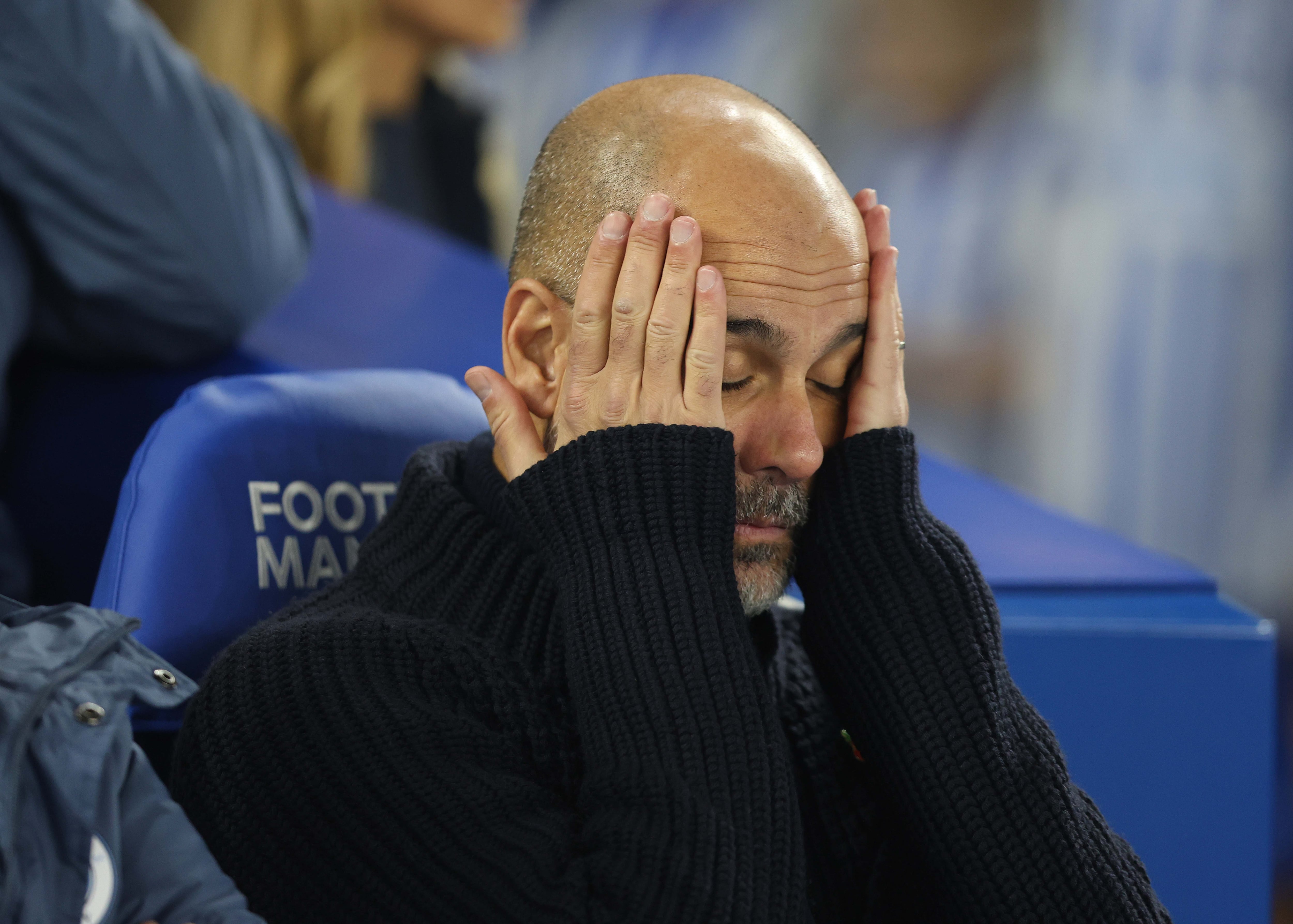 Guardiola se lamenta en el banquillo durante el partido frente al Brighton. (Crystal Pix/MB Media/Getty Images)