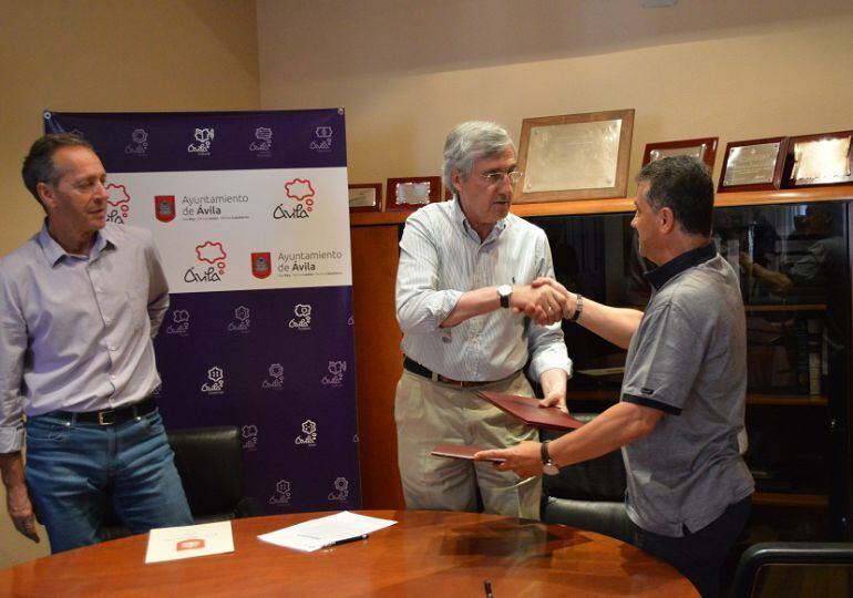 Firma del convenio del uso del estadio Adolfo Suárez.