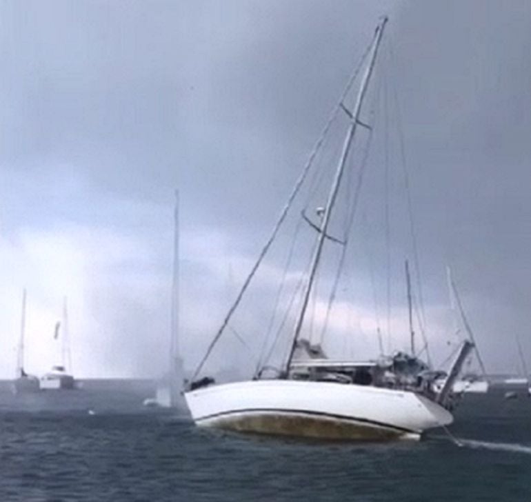 Imagen de uno de los barcos al paso del tornado