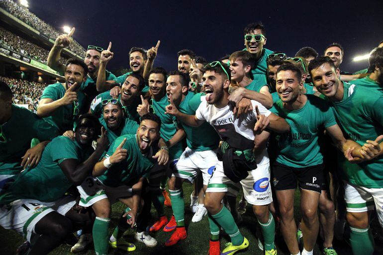 Los jugadores del Betis celebran su ascenso a Primera tras el último partido de la Liga Adelante contra el Alcorcón.