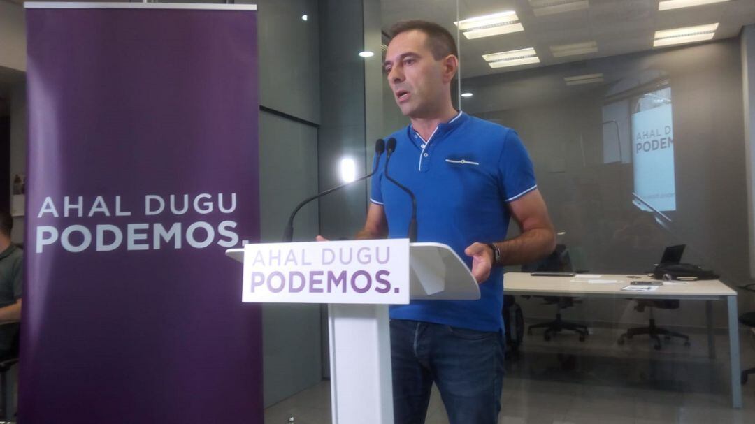 El secretario de Comunicación de Podemos Euskadi, Andeka Larrea, durante la rueda de prensa