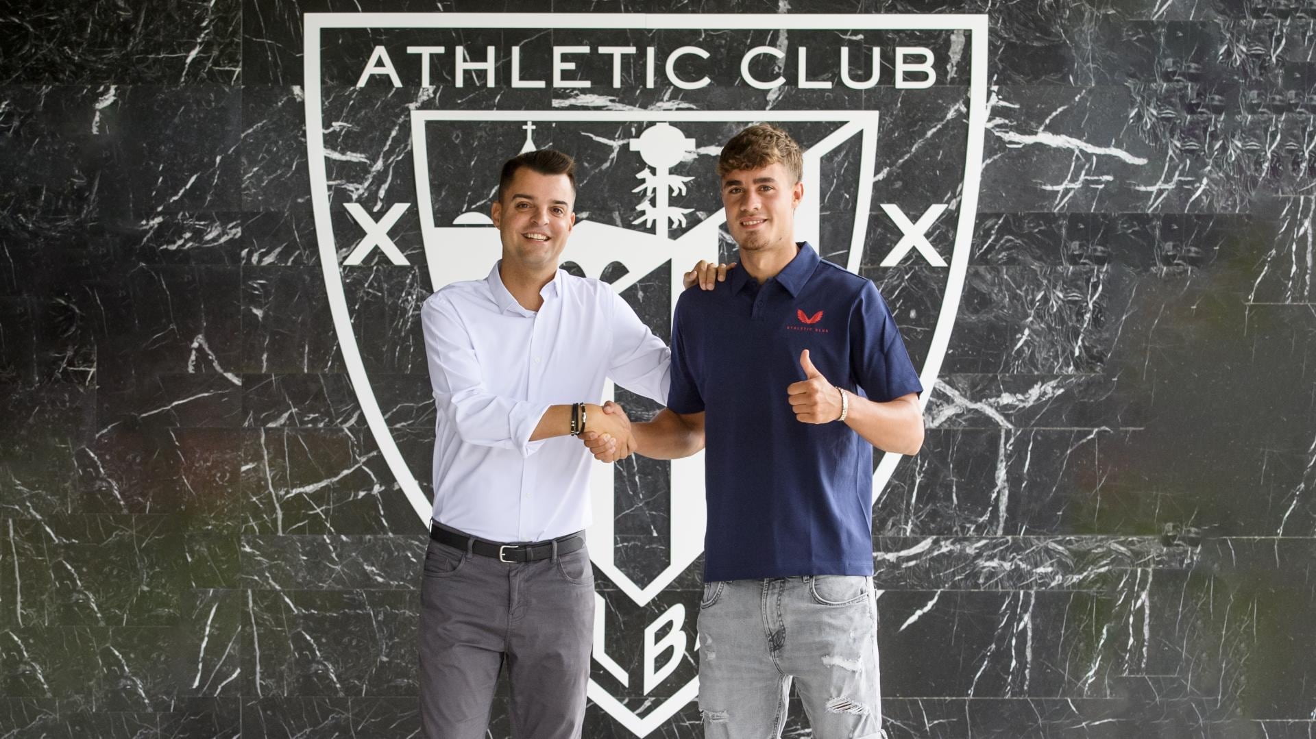 El director de fútbol del Athletic, Mikel González, junto a Hugo Rincón en Lezama