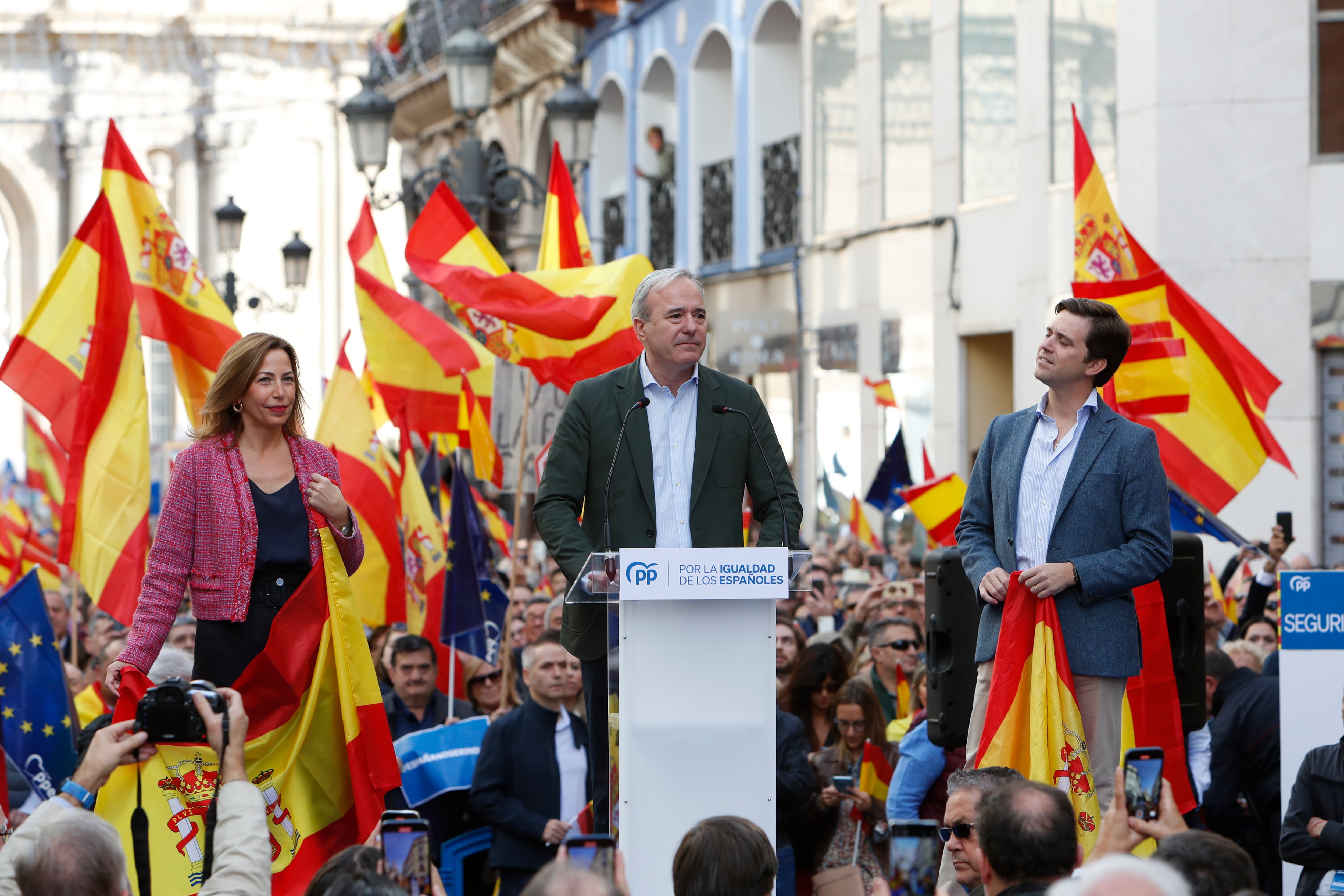 El presidente del PP aragonés y del Gobierno autonómico, Jorge Azcón (c) durante su intervención este domingo en la concentración convocada en Zaragoza, como en las otras dos capitales aragonesas y el resto de españolas, en contra de la amnistía y en &quot;defensa del Estado de Derecho&quot;. EFE/ Javier Belver