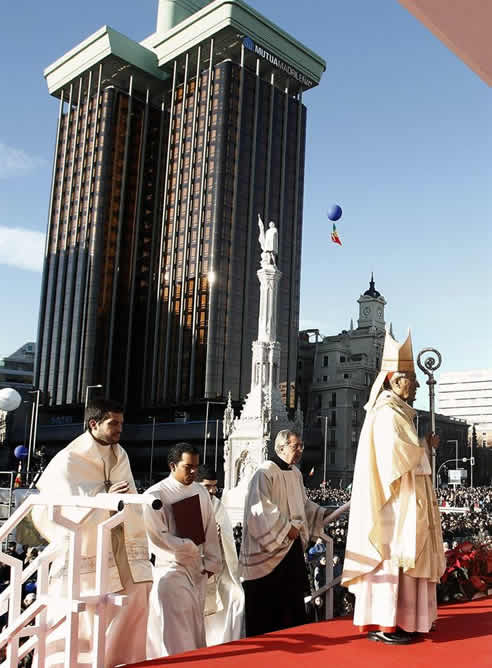 El cardenal y arzobispo de Madrid, Antonio María Rouco Varela, durante la Misa de las Familias en la madrileña Plaza de Colón, con motivo de la festividad de la Sagrada Familia