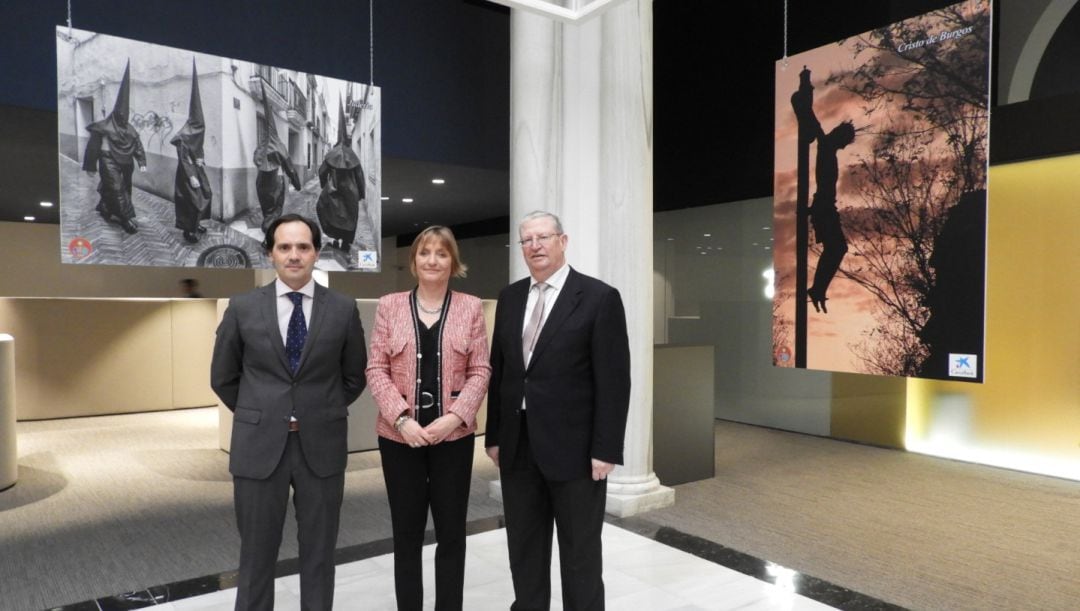 De izquierda a derecha, el fotógrafo Carlos Delgado Soto, María Jesús Catalá, directora territorial de Caixabank en Andalucía; y Paco Vélez, presidente del Consejo de Cofradías