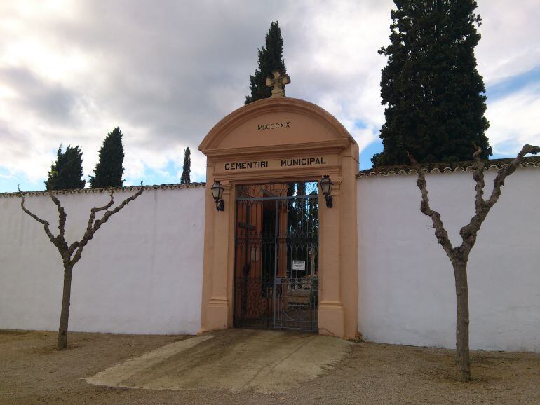 Porta d'entrada al cementiri municipal de Torredembarra.