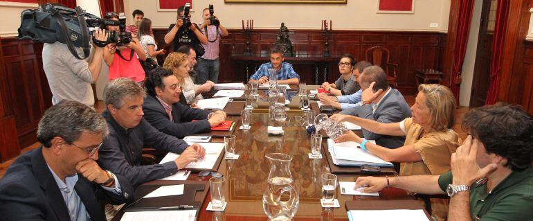 Reunión entre los grupos políticos municipales. Foto de archivo