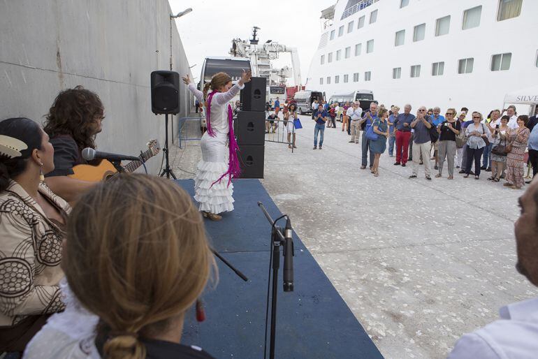 Actuación flamenca para captar cruceros en el Puerto de Motril (Granada)