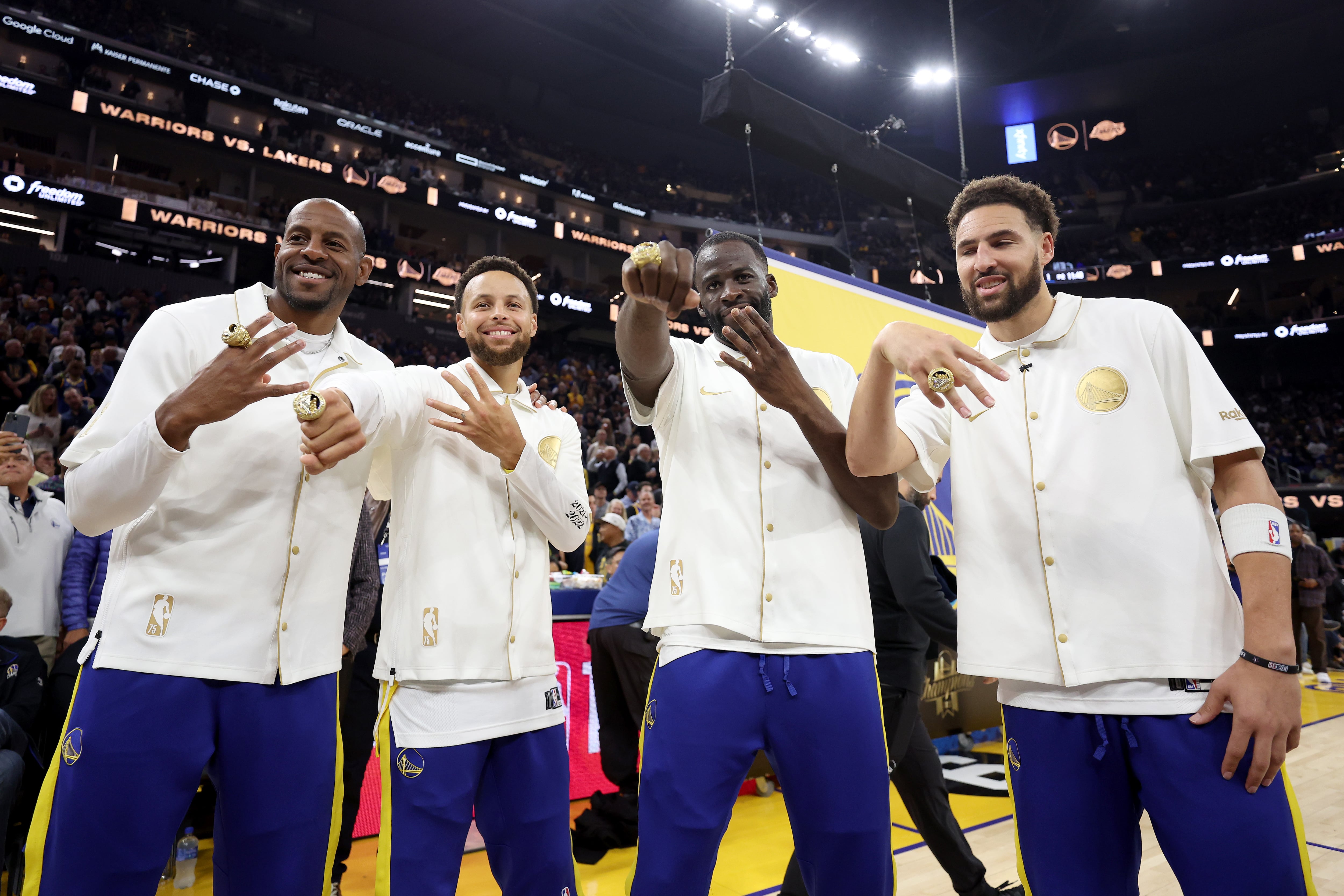 Igoudala, Curry, Thompson y Green celebran su último anillo de la NBA.