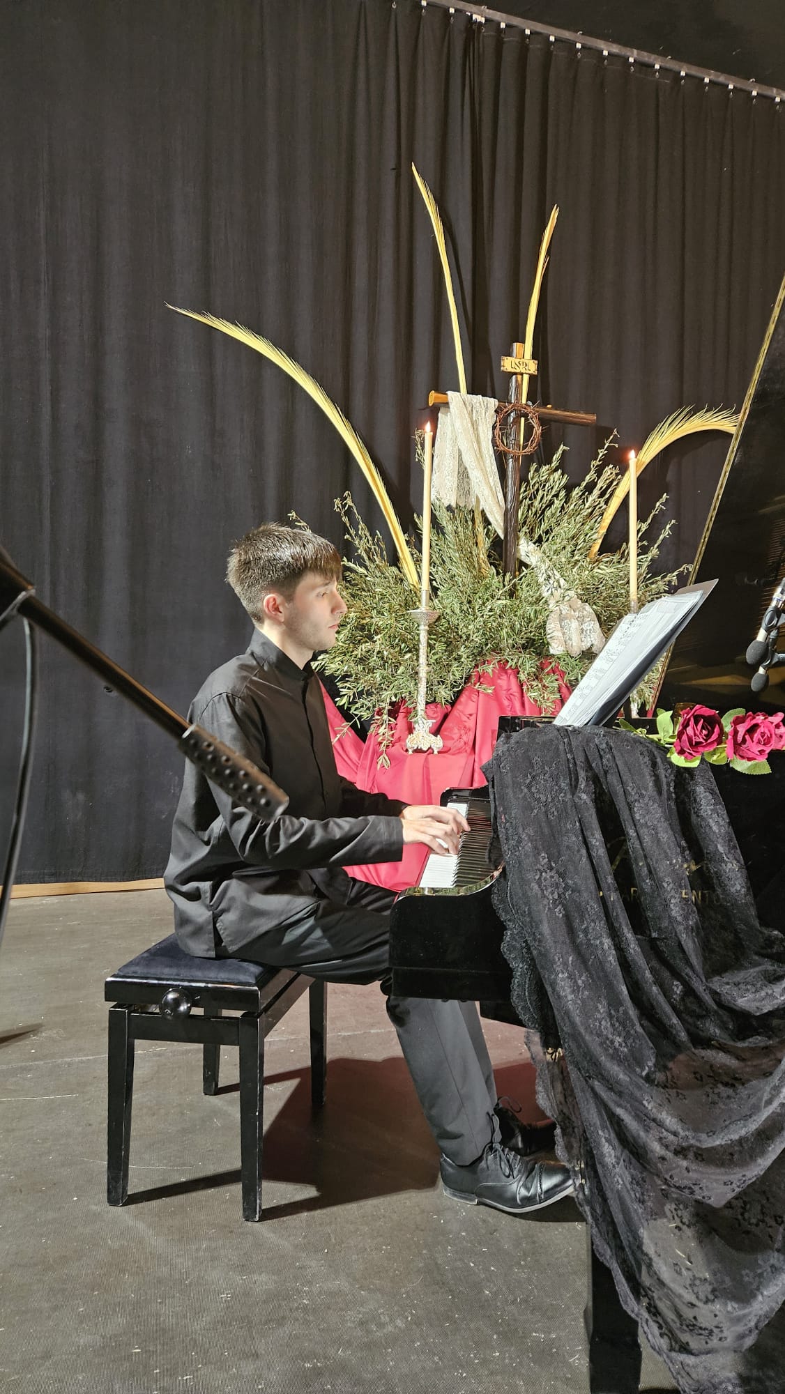 Momento de la interpretación de una de las marchas procesionales por Manuel Jiménez Fernández, al piano