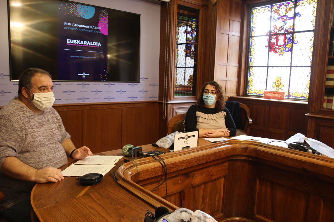 David Izaga, técnico del área de Euskera y Mónica Martínez, delegada, en la presentación de las actividades del Día del Euskera. 