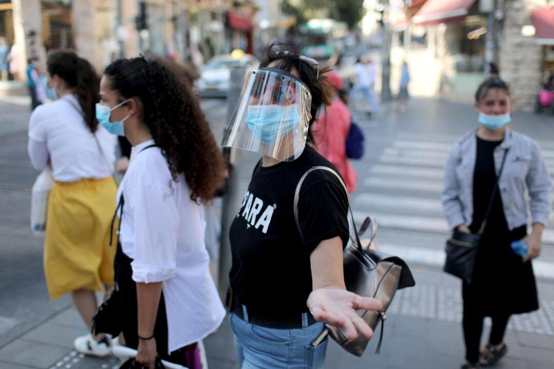 Varias mujeres israelíes usan una máscara protectora en el centro de Jerusalén