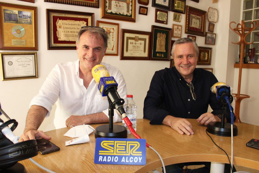El actor Xavi Mira y el presidente de ACECA, Rafa Pérez, en los estudios de Radio Alcoy